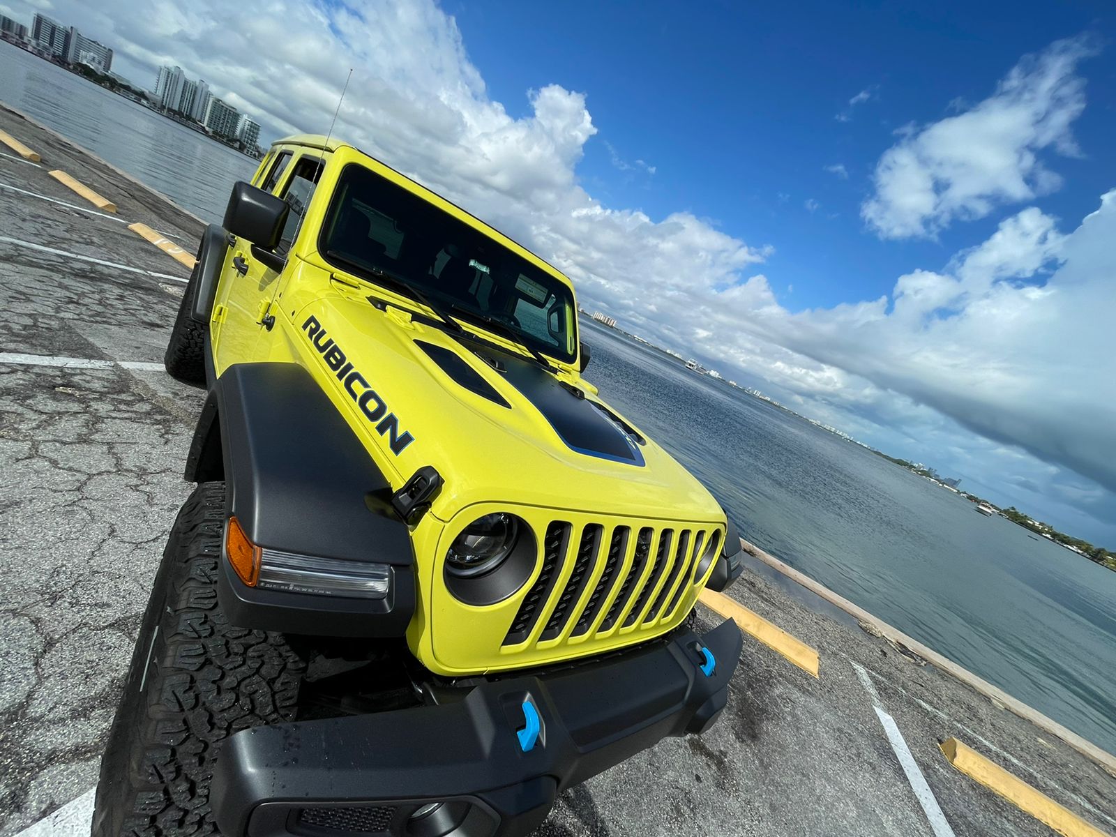 Test Drive USA Jeep Rubicon 2023 4xe Hybrid CarsTotal